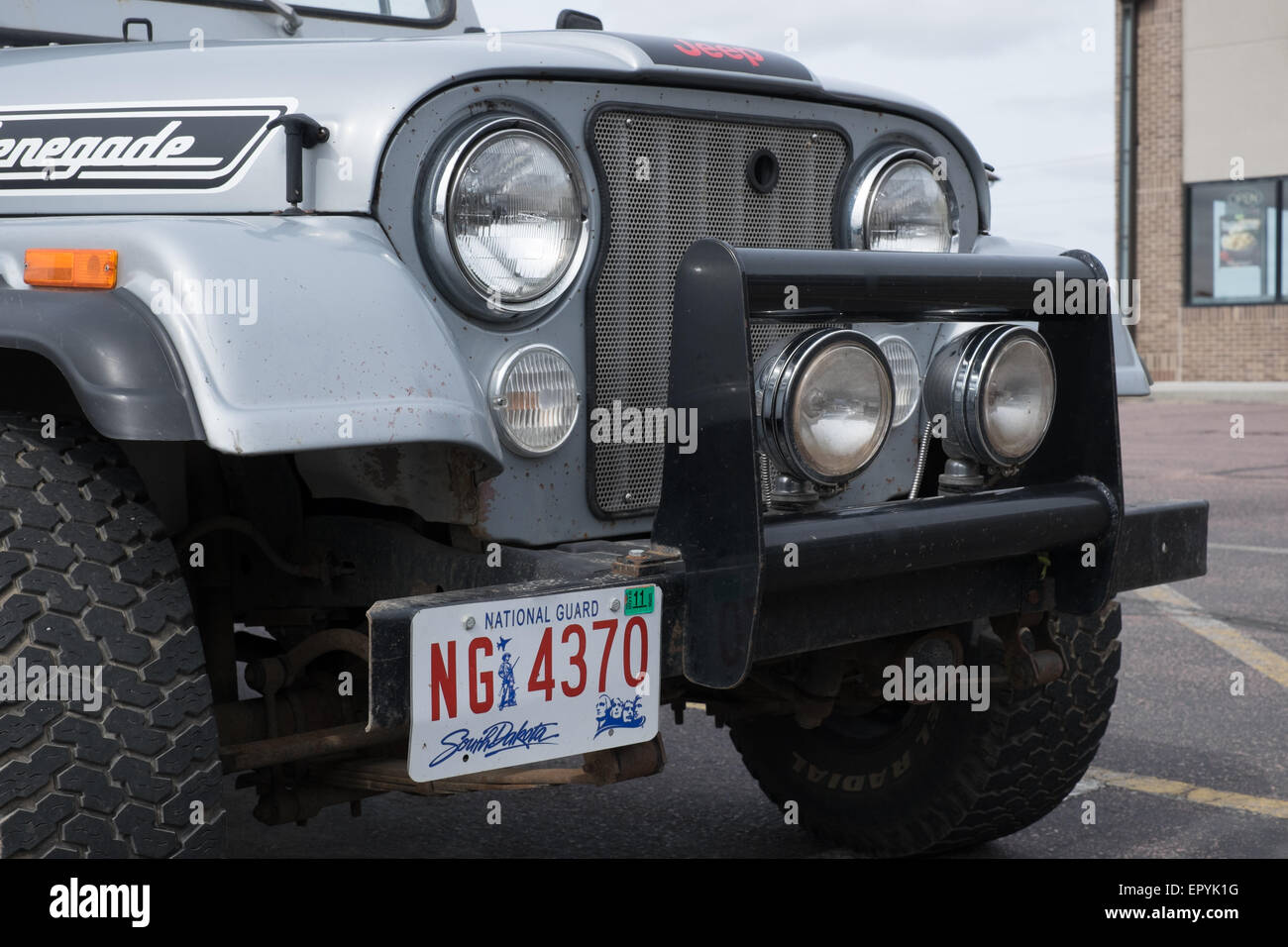 Vecchia Jeep Renegade con noi la guardia nazionale Sud Dakota numero di targa Foto Stock