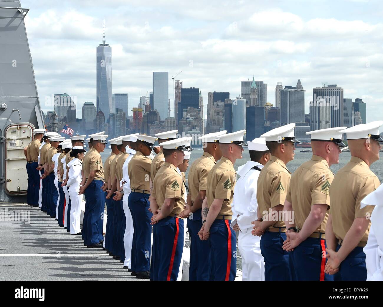 Noi marinai e Marines uomo le rotaie durante la sfilata delle navi a Fleet Week maggio 20, 2015 nella città di New York, NY. Foto Stock