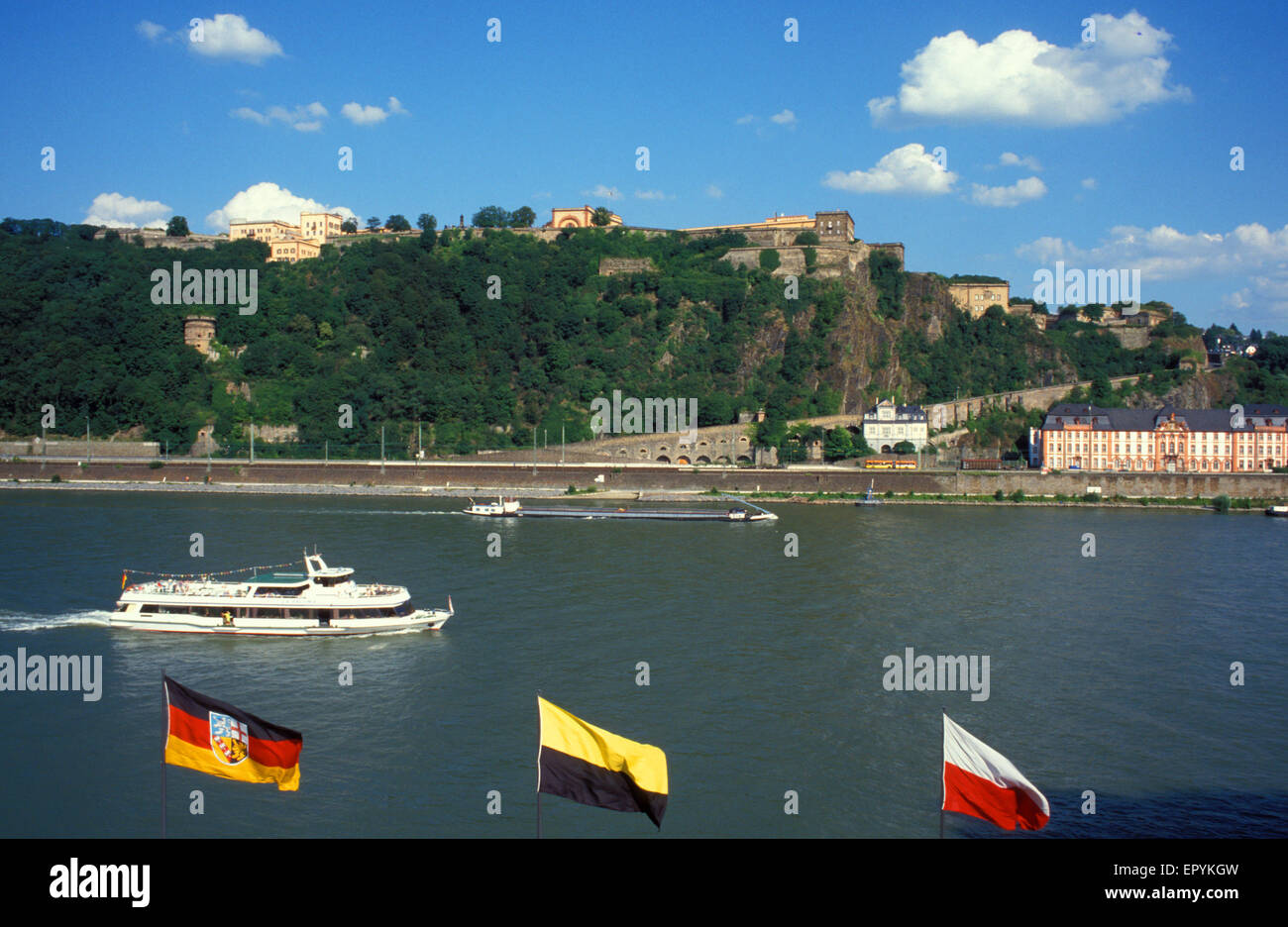 DEU, Germania, Coblenza, vista sul fiume Reno alla fortezza Ehrenbreitstein. DEU, Deutschland, Coblenza, Blick vom Deutsc Foto Stock