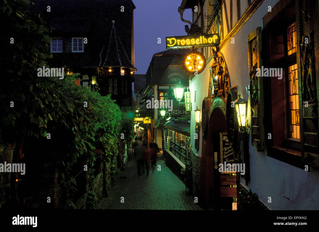 DEU, Germania, Rheingau, strada Drosselgasse Ruedesheim presso il fiume Reno. DEU, Deutschland, Rheingau, die Drosselgasse Foto Stock