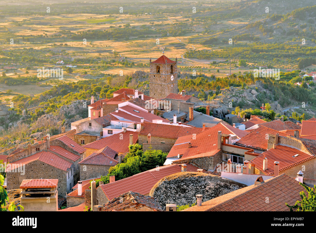 Portogallo: Vista del villaggio storico Monsanto Foto Stock