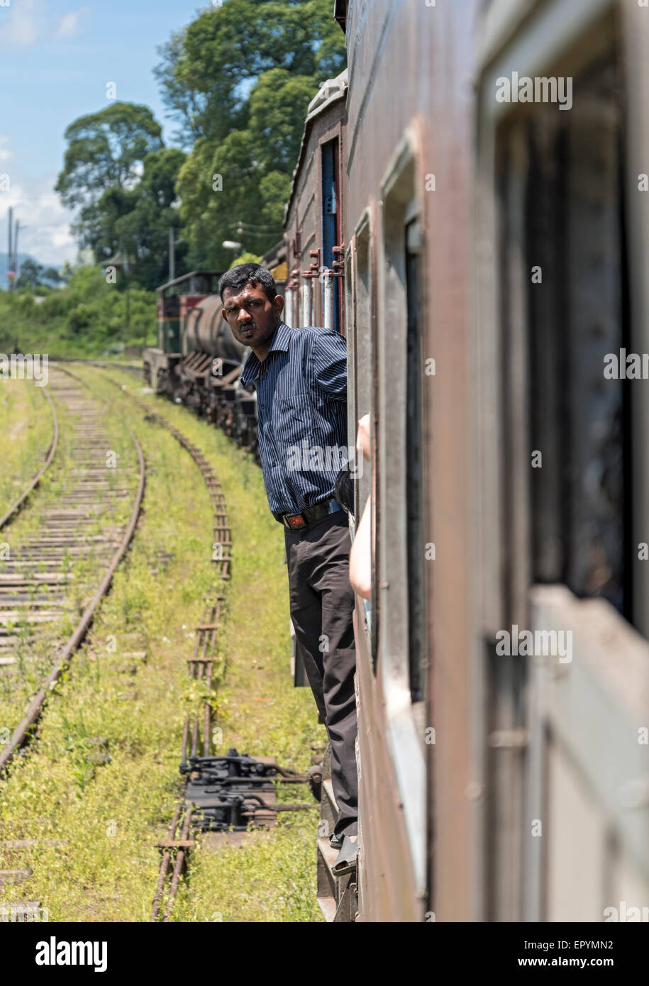 Uomo che viaggia sulla pedana, Sri Lanka Foto Stock