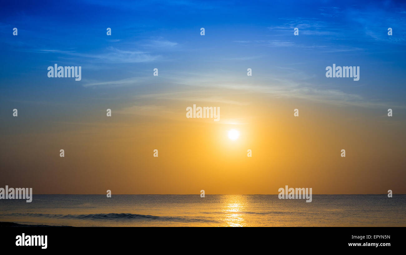 Tramonto sul mare dei caraibi con bellissimo cielo Foto Stock