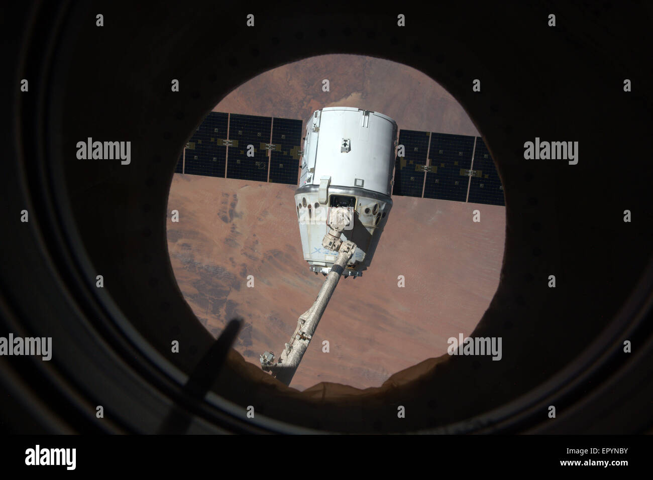 Vista del Dragon cargo veicolo spaziale come esso viene rilasciato dal Canadarm 2 dall'equipaggio della Stazione Spaziale Internazionale il 21 maggio 2015 in orbita intorno alla terra. Foto Stock