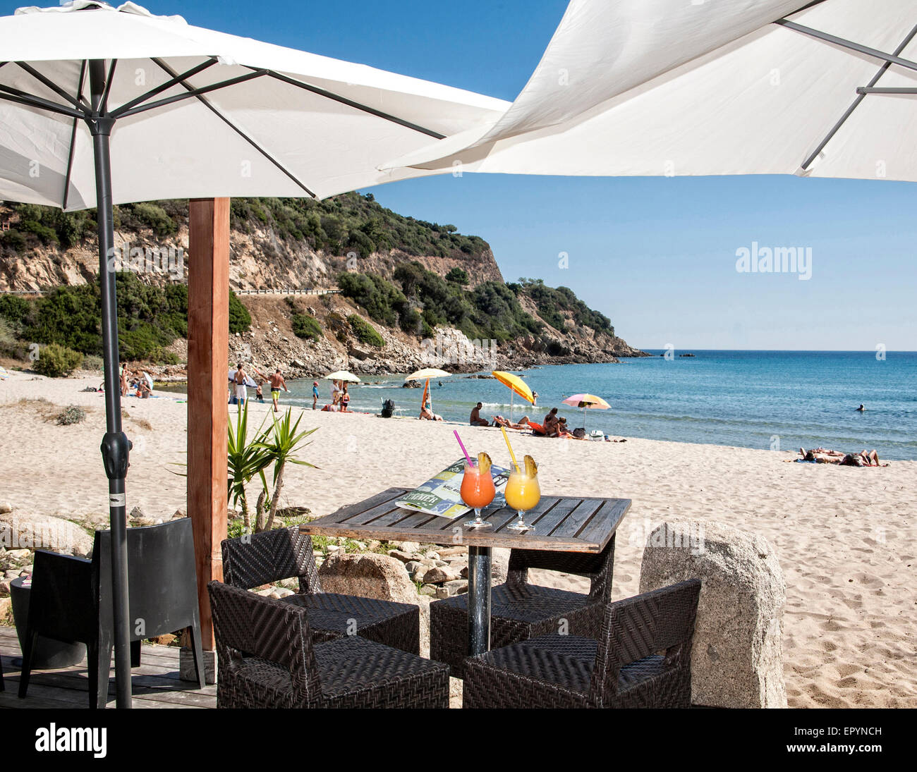 Tabella vicino al mare pronto per bere per due persone, spiaggia Foto Stock