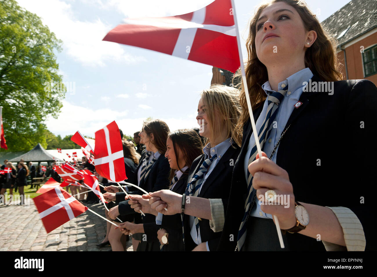 Naestved, Danimarca, Maggio 23rd, 2015: gli alunni in attesa di H. M. Regina Margrethe per arrivare a scuole Herlufsholms 450 anniversario Credito: OJPHOTOS/Alamy Live News Foto Stock
