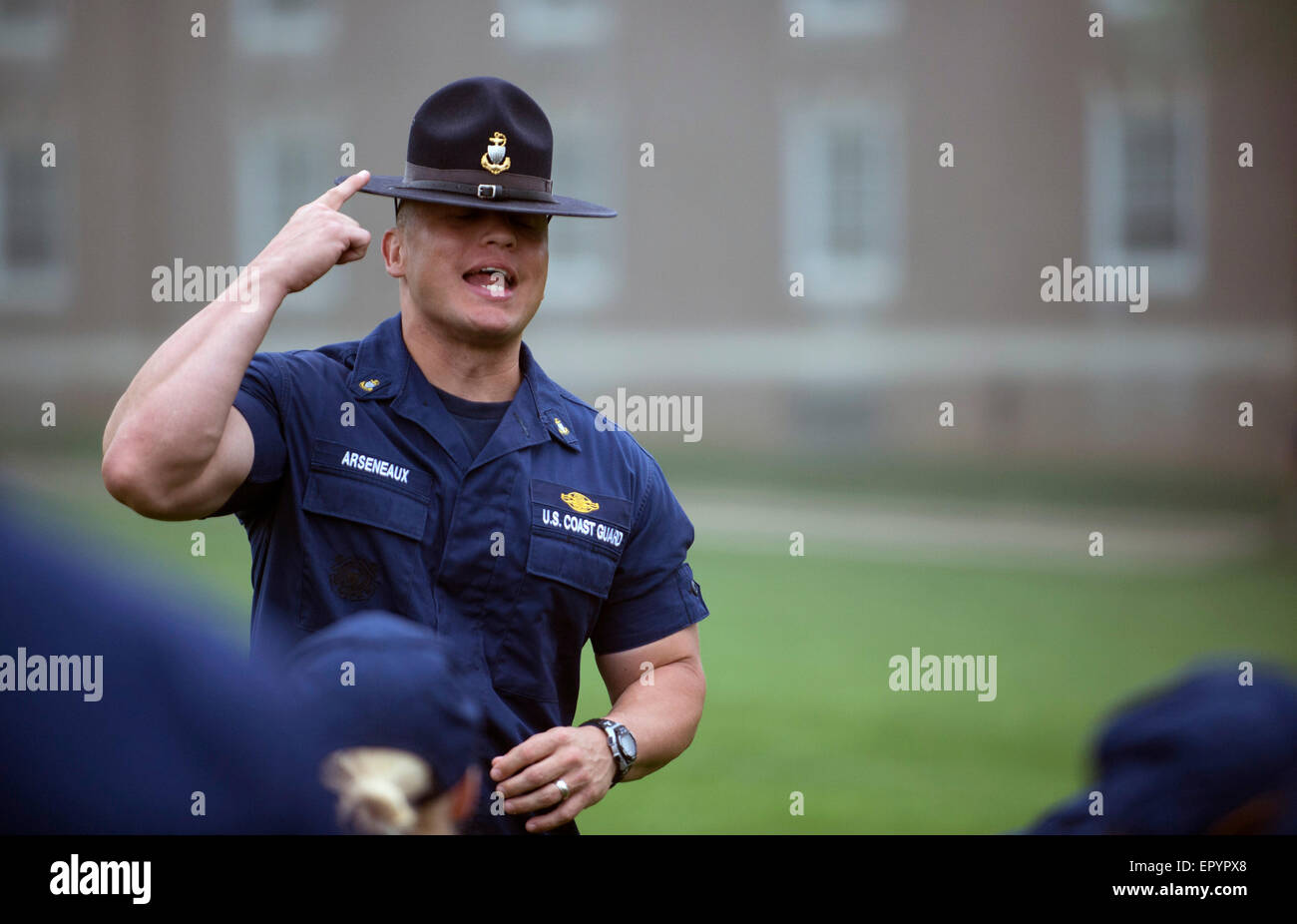 Stati Uniti La guardia costiera comandanti di compagnia dal Training Center Capo può praticare in seconda classe Cadetti presso l'U.S. Coast Guard Academy 11 Maggio 2015 in New London, CT. Foto Stock