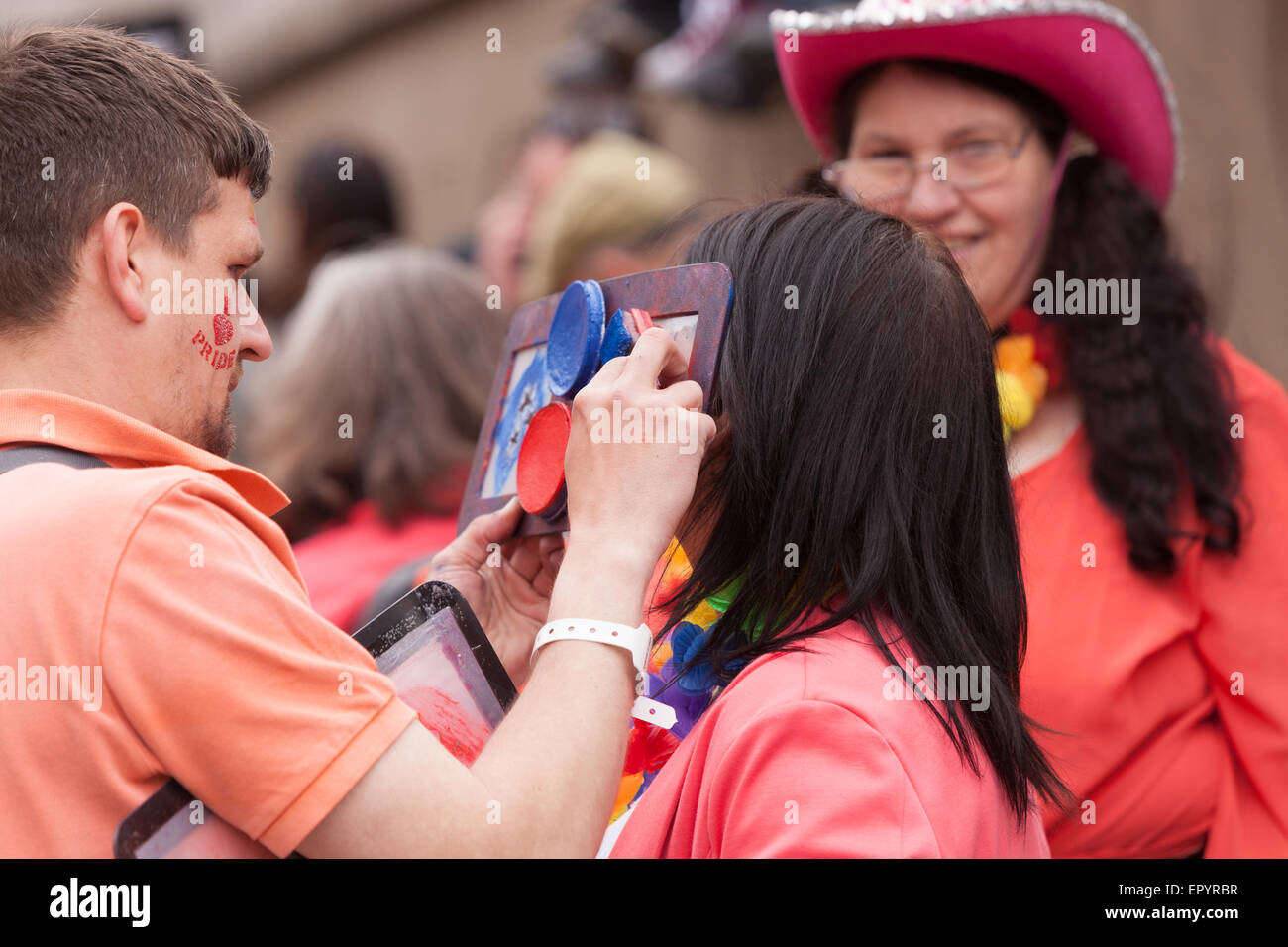 Victoria Square Birmingham REGNO UNITO.23 maggio 2015. Birmingham Gay Pride marzo. Una donna si unisce al divertimento e ottiene il suo volto impresse con un logo. Credito: Chris Gibson/Alamy Live News. Foto Stock