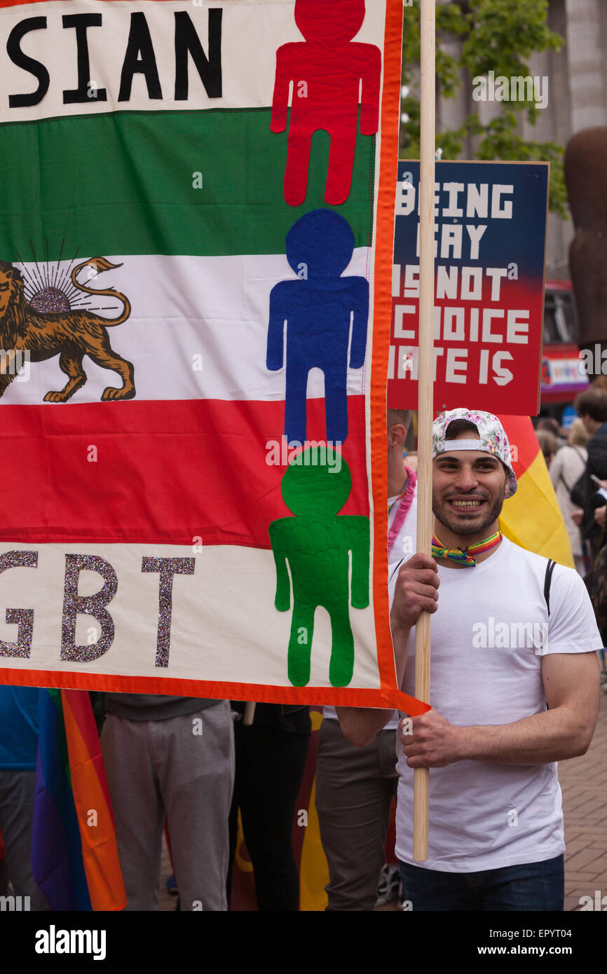 Victoria Square Birmingham REGNO UNITO.23 maggio 2015. Birmingham Gay Pride marzo. Un membro di Persiano comunità LGBT in marzo di oggi. Credito: Chris Gibson/Alamy Live News. Foto Stock