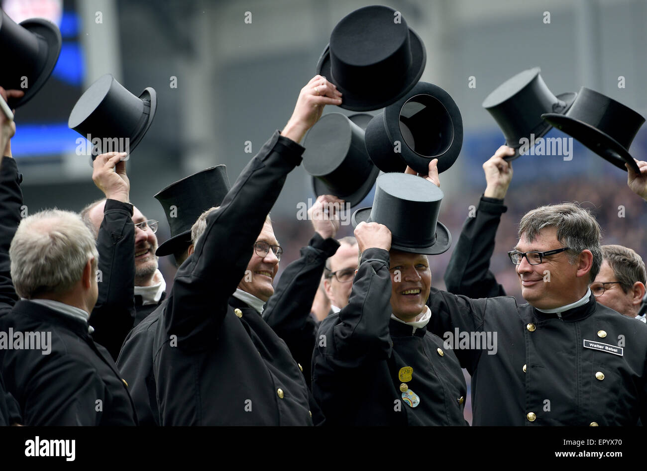 Paderborn, Germania. 23 Maggio, 2015. Spazzatrici camino togliere loro cappelli prima Bundesliga tedesca partita di calcio tra SC Paderborn e VfB Stoccarda al Benteler Arena a Paderborn, Germania, 23 maggio 2015. Foto: JONAS GUETTLER/dpa/Alamy Live News Foto Stock