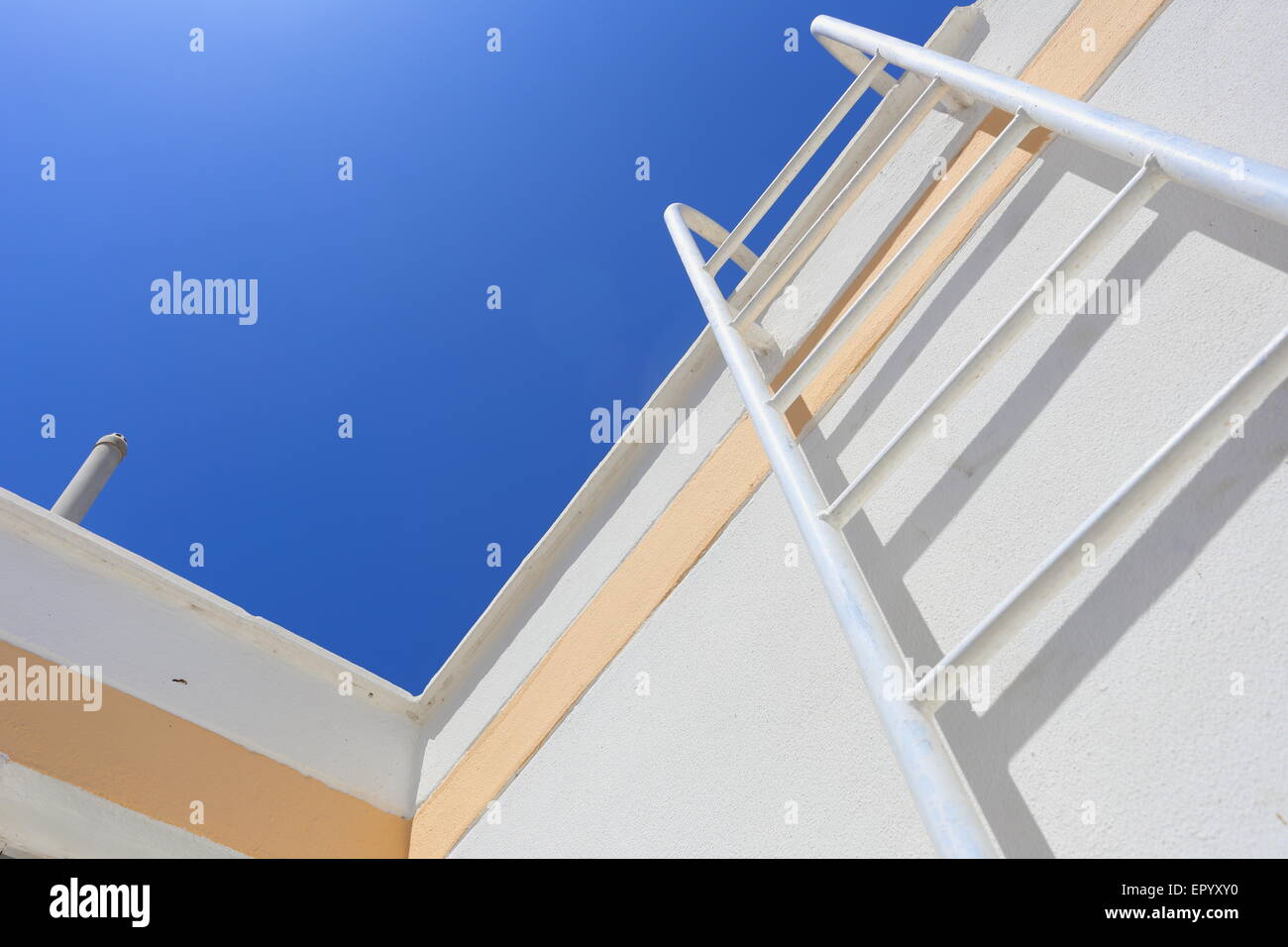 La scala di metallo che conduce al tetto di una casa. Foto Stock