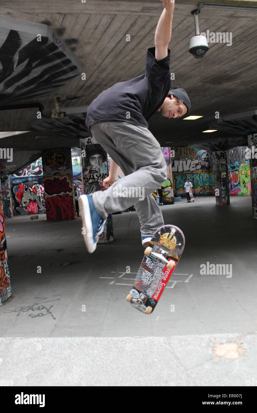 London, Regno Unito - 20 Giugno 2014: iconico Skate Park sulla Southbank London, Undercroft con pattinatori e graffiti Foto Stock