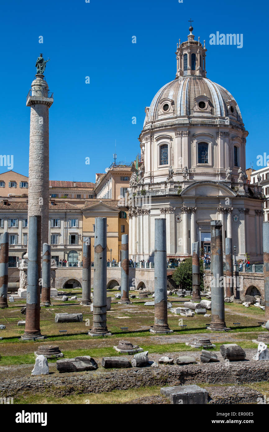 Basilica Ulpia, Colonna di Traiano e di Maria Santissima Chiesa, Roma, Italia Foto Stock
