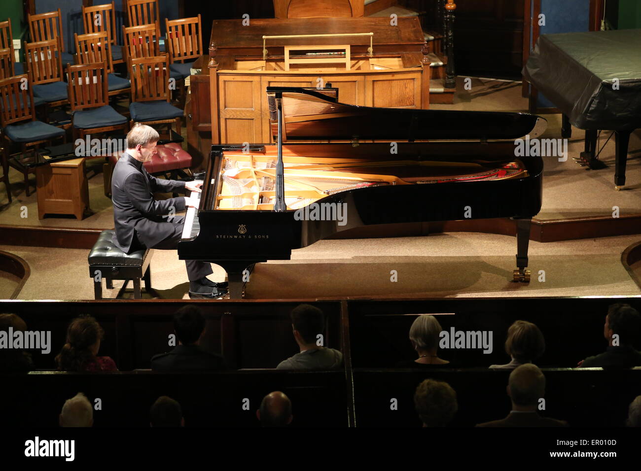 Il pianista Stephen Hough preforme a prima Chiesa Presbiteriana, Rosmarino Street durante l'Ulster Bank Belfast Festival presso il Queen's, domenica 28 Ott 2012. Con una visione artistica che trascende le mode e le tendenze, Stephen Hough è ampiamente considerato come uno dei più importanti e distintivo di pianisti della sua generazione ed è stato insignito di una MacArthur Fellowship, unendo eminenti scienziati, scrittori e altri che hanno reso unico contributi alla vita contemporanea. Trasformazione di Hough è apparso con la maggior parte degli europei e americani, orchestre e svolge in tutto il mondo. Foto Stock