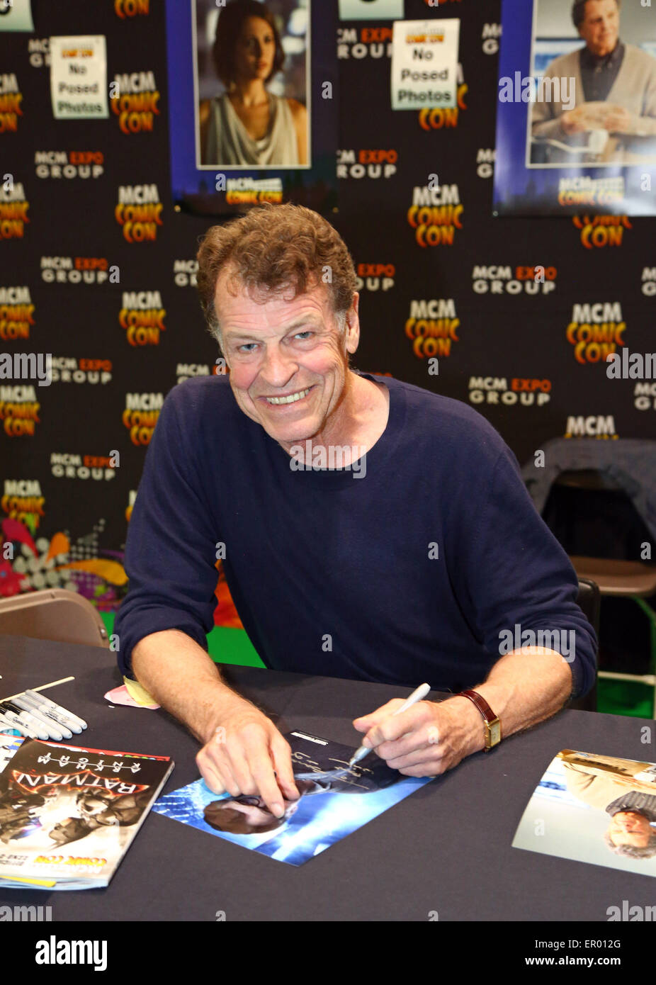 Londra, Regno Unito. Il 23 maggio 2015. Attore John Noble firma autografi al fumetto di MCM Con, Excel London 2015 dove gli appassionati vestiti come i loro film preferiti, TV, Cosplay e personaggi di fantasia. Foto Stock