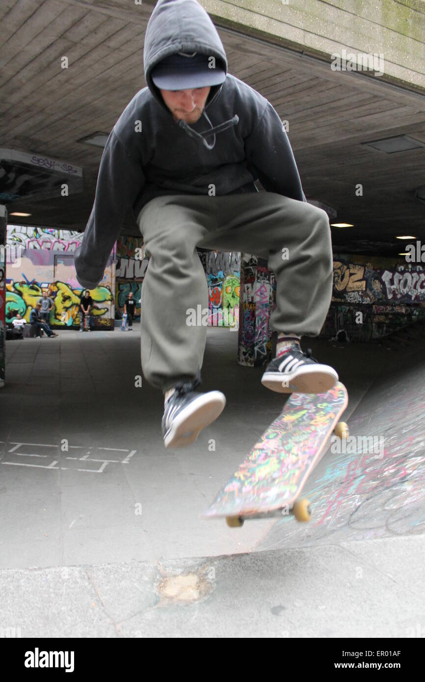 Iconico Skate Park sulla Southbank London, Undercroft con pattinatori e graffiti- Il Pattinaggio e skate, pista, concetto, Foto Stock