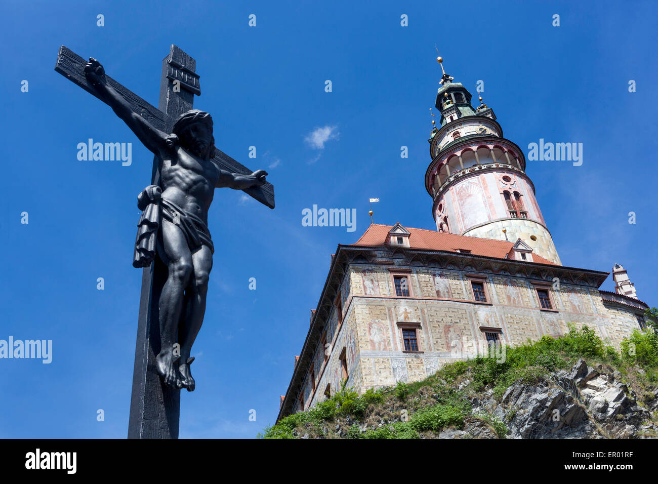 Cesky Krumlov, Bronzo Gesù Cristo, croce sul ponte, Cesky Krumlov Repubblica Ceca, Europa Foto Stock