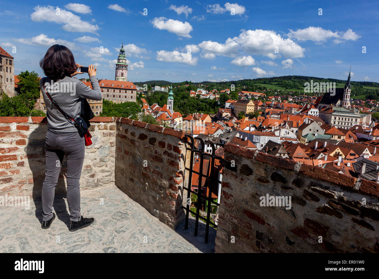 Cesky Krumlov vista panoramica sito patrimonio mondiale dell'UNESCO, città medievale, Repubblica Ceca Castello persone Foto Stock