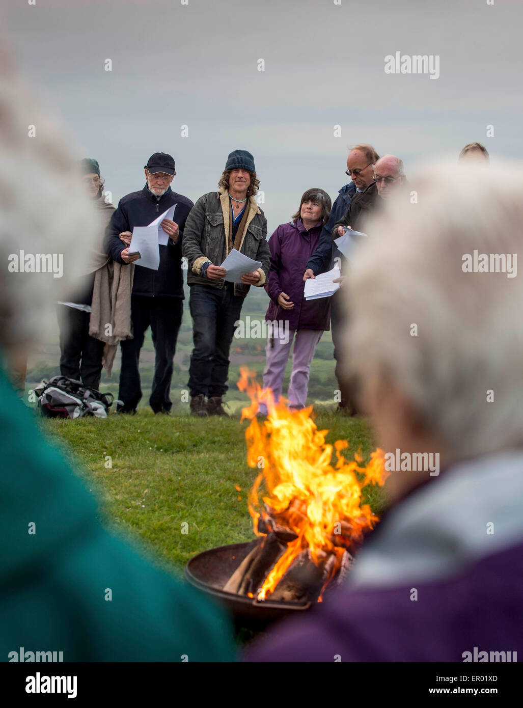 Illuminazione di Firle Beacon nelle vicinanze del Lewes, East Sussex, da don Pietro Owen-Jones. Una catena di beacon sono state accese in tutta la diocesi di Chichester stasera come chiese prepararsi a celebrare le fiamme della Pentecoste e la nascita della Chiesa. L'illuminazione dei fari segnerà inoltre il lancio di diocesana della strategia a livello di Diocesi Anglicana chiese intensificare la loro divulgazione alle comunità locali. " Questi sono solo alcuni esempi delle parrocchie organizzazione di eventi che ricordano delle comunità che essi servono della ragione per la Pentecoste è avvenuto in primo luogo dice il Vescovo di Lewes, Richard Jackson. Foto Stock