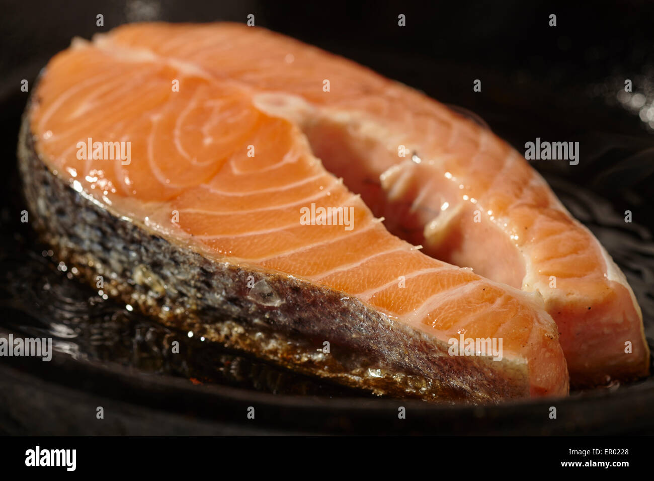 Bistecca di salmone frittura in una ghisa pan Foto Stock