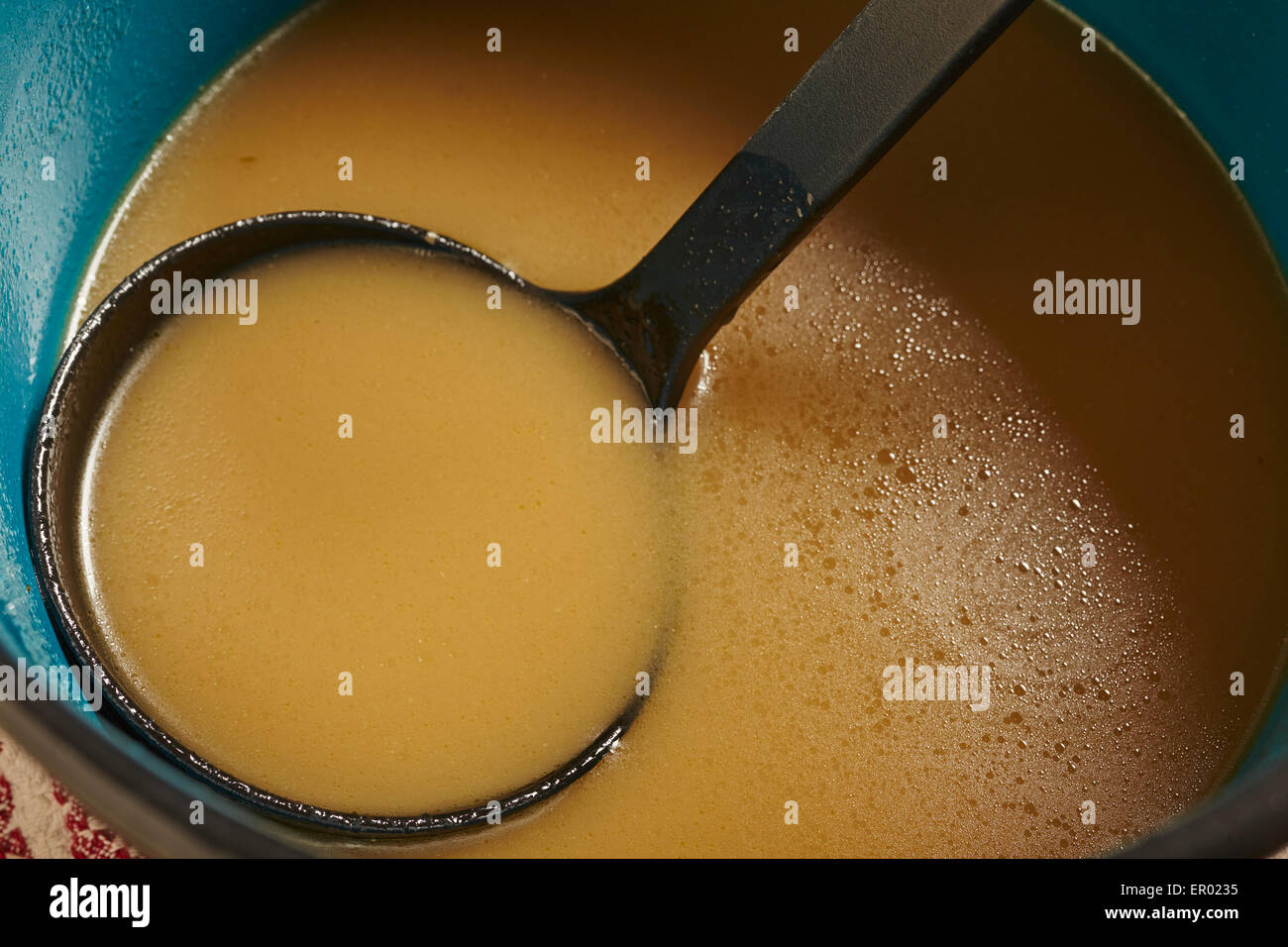 Una pentola di brodo vegetale Foto Stock