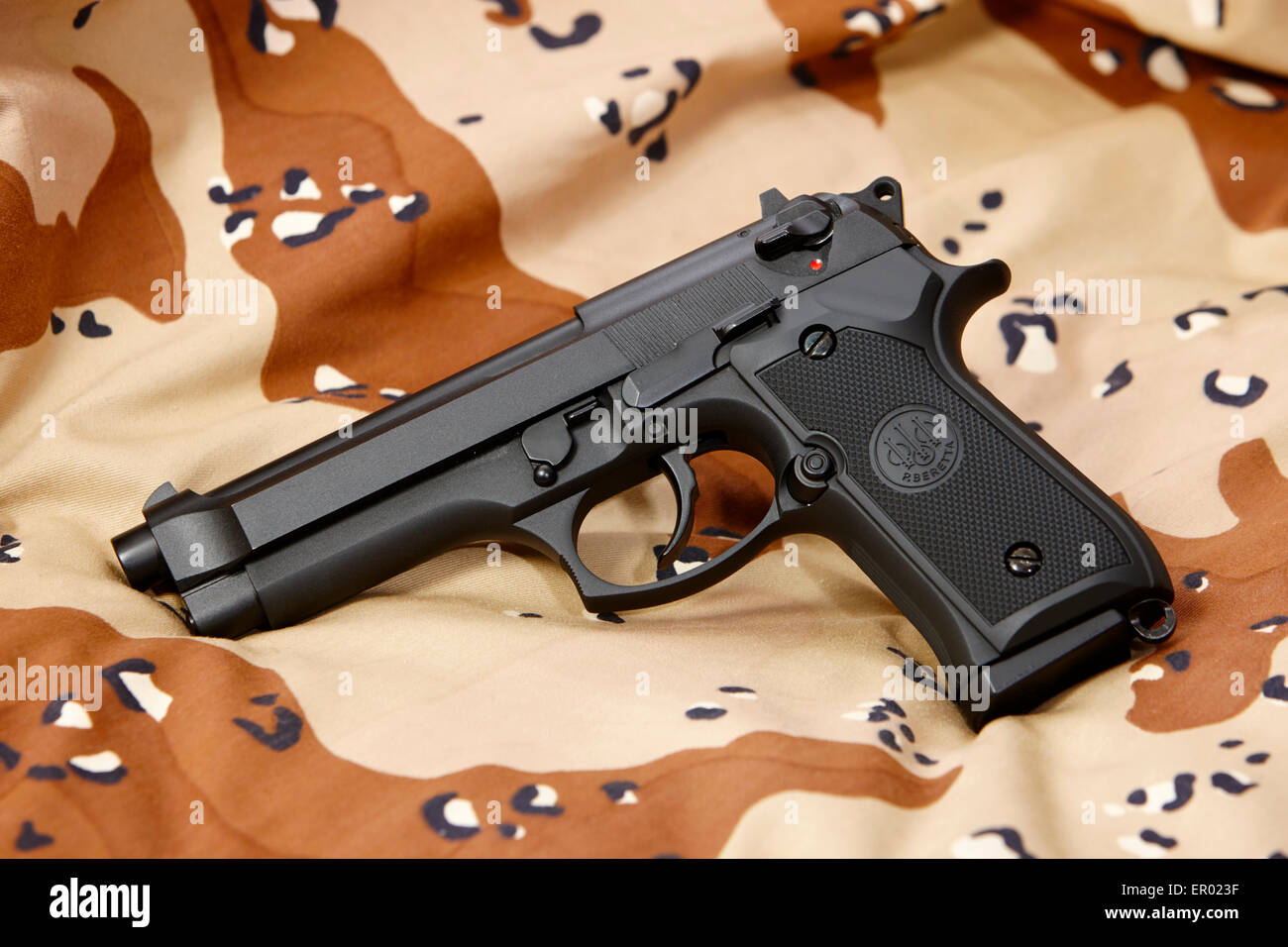 Beretta 92FS pistola sulla vecchia guerra del golfo persico deserto battaglia uniforme del vestito Foto Stock