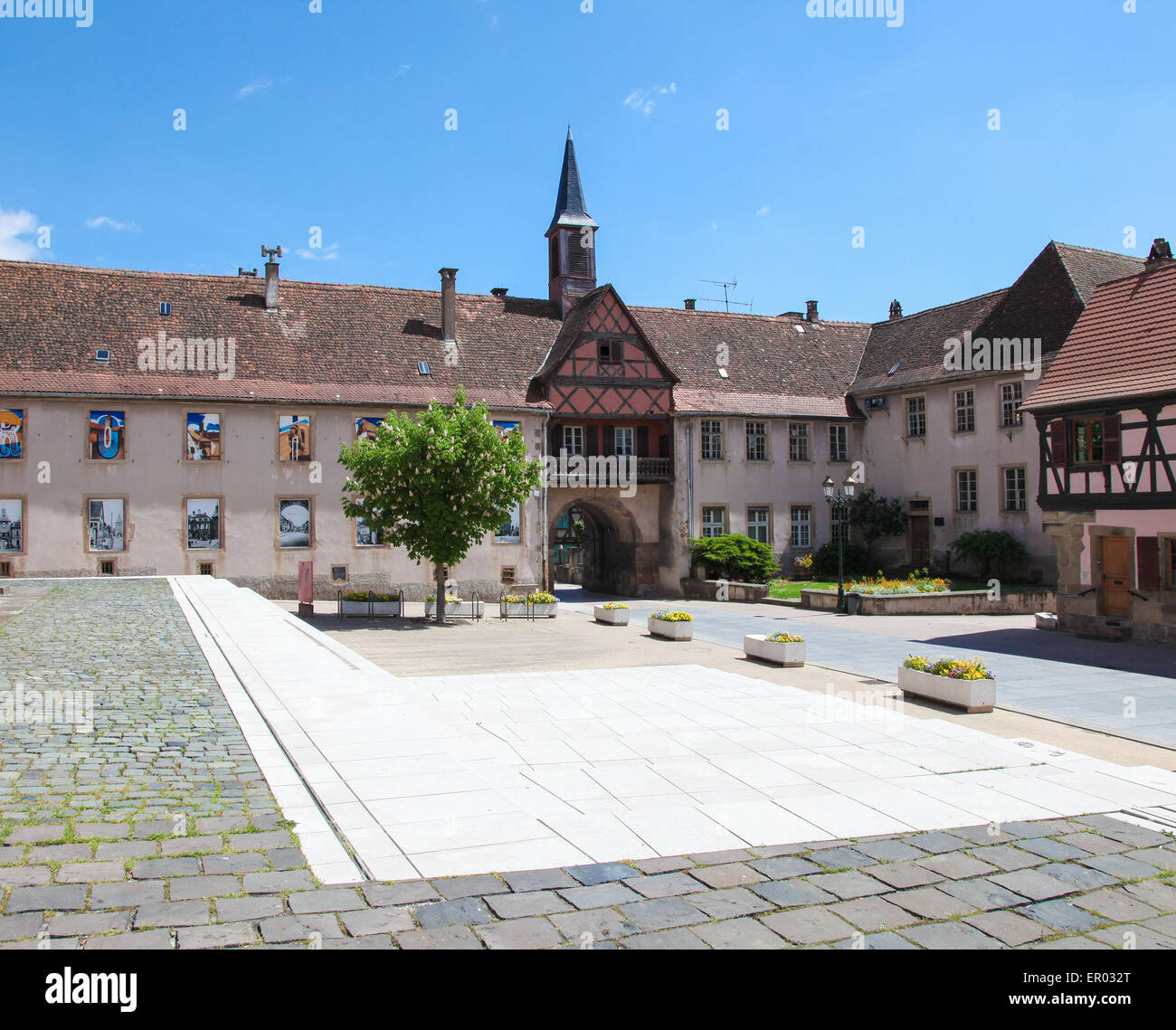 La piazza centrale in Rosheim, un villaggio sul percorso romanico dell'Alsazia, Francia. Foto Stock