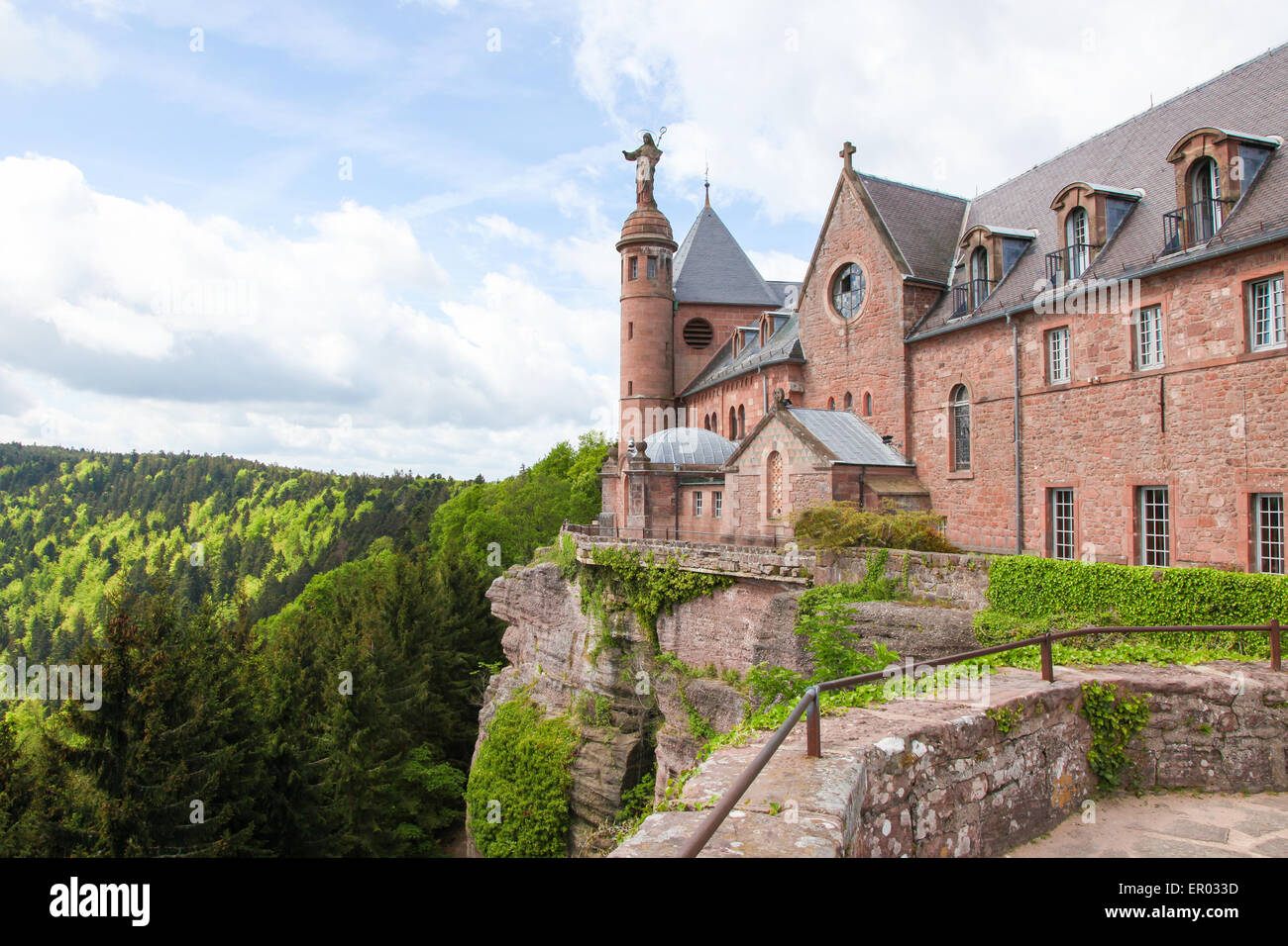 Hohenburg Abbazia di Mont Sainte-Odile nelle montagne Vosges in Alsazia, Francia. Foto Stock