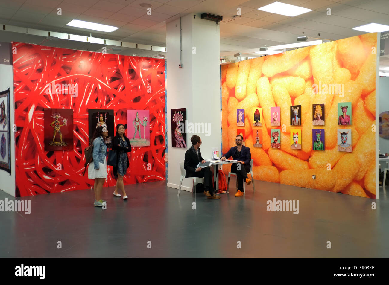 Coloratissima galleria display in mostra d'arte Foto Stock