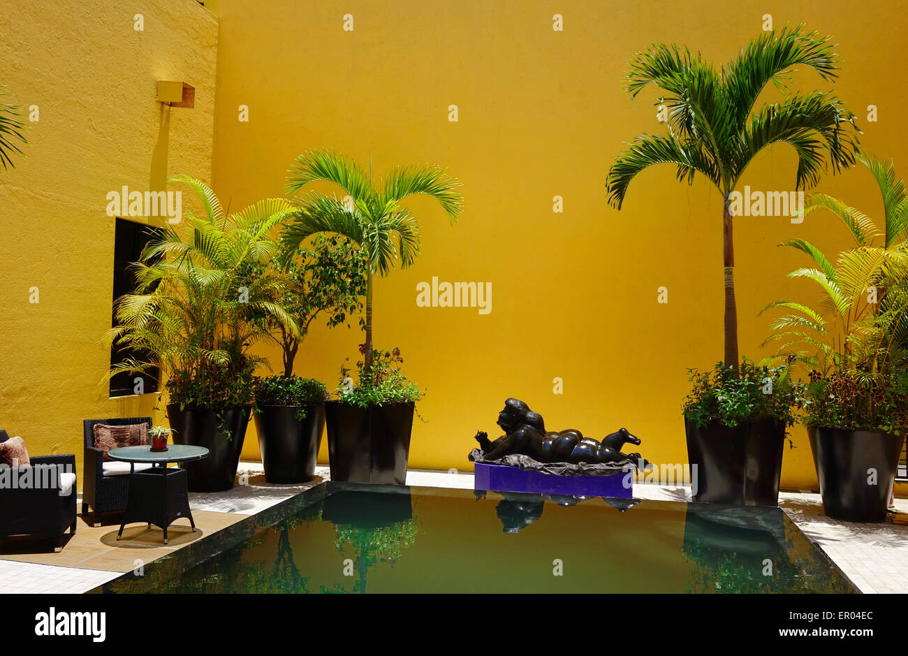 La piscina interna e il giardino di Villa Azalea dispone di una copia di una scultura di Botero Foto Stock