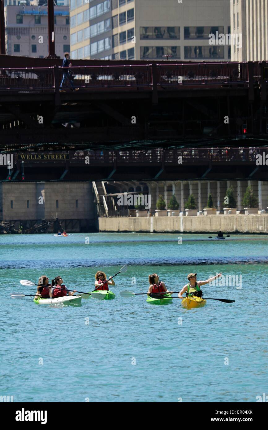 Chicago, Stati Uniti d'America 23 Maggio, 2015. Un tour in kayak leader ricorda un interessante vista lungo il fiume Chicago. Il fiume è noto per la 'Chicago' basculante ponti levatoi che span. Credito: Todd Bannor/Alamy Live News Foto Stock