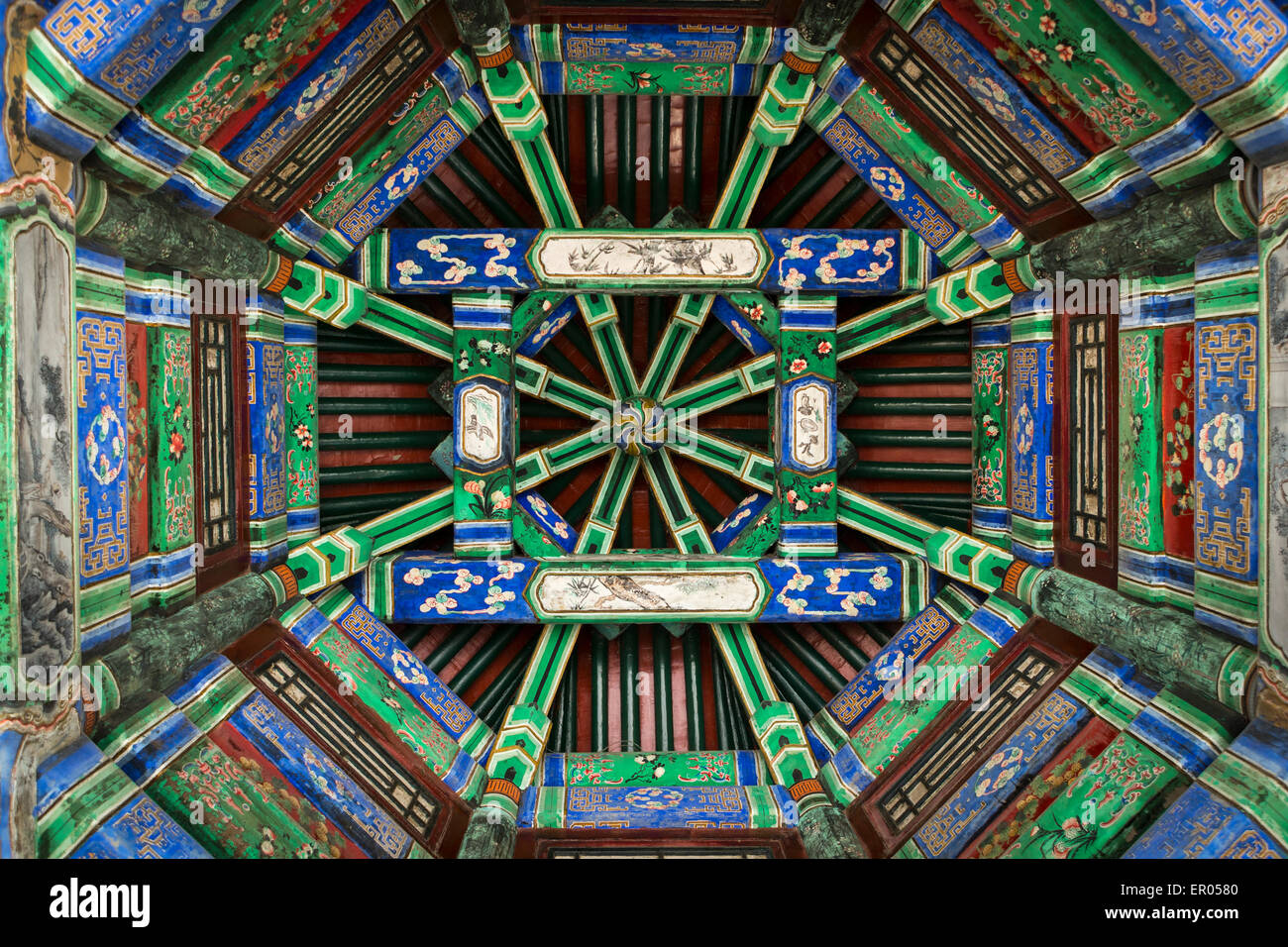 Dettaglio del padiglione massimale nel lungo corridoio presso il Palazzo Estivo di Pechino, reminiscenza del Large Hadron Collider Foto Stock