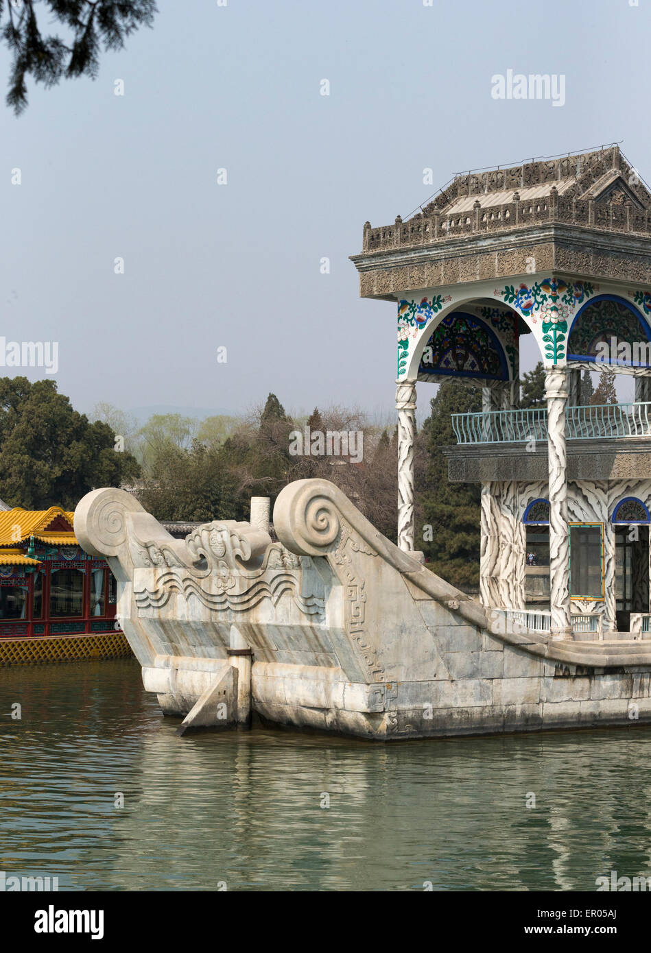 La barca di marmo (Shi Fang) di purezza e con la facilità di un padiglione presso il Palazzo estivo a Pechino originariamente costruito nel 1755 Foto Stock