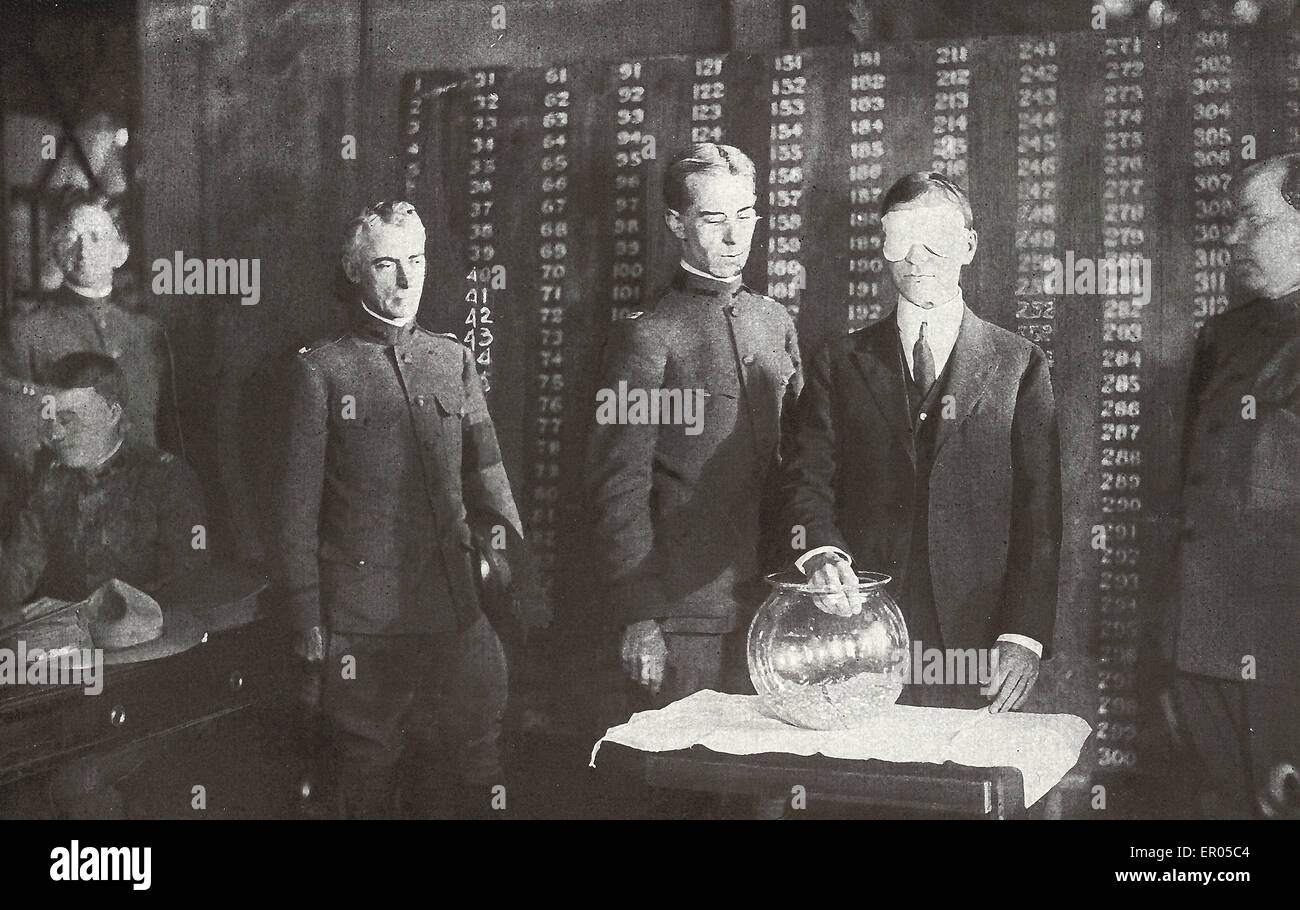 Disegno il primo numero - dopo che egli era stato bendato, il sig. Baker, Segretario della guerra, immersa la mano nella grande vaso di vetro contenente l'10.500 numeri racchiusi in capsule. Egli trasse un quarto e passò a un addetto che lo ha aperto e ha annunciato il numero "258". In tal modo il disegno ha iniziato a. La data è stata Luglio 20, 1917 Foto Stock