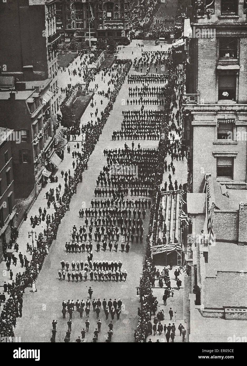 Una parata di preparazione - New York uomini d' affari, cento e cinquanta thoudand forte, marzo fino alla Fifth Avenue, dimostrando per la preparazione 1917 Foto Stock