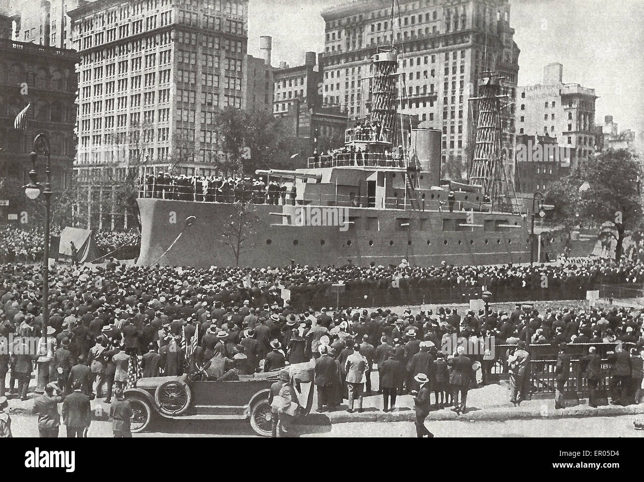 Chiamando Landsmen al Mare - Un Rally di reclutamento attorno ad una corazzata in legno 'moored' vicino a Broadway in Union Square di New York City, 1917 Foto Stock