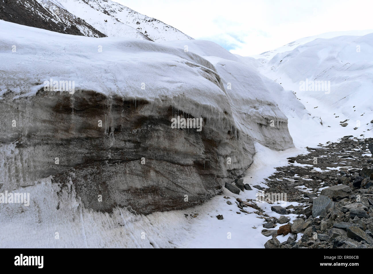 Zhangye. 23 Maggio, 2015. Foto scattata il 23 Maggio 2015 mostra il ghiaccio in fusione di Qiyi ghiacciaio Qilian montagne, a nord-ovest della Cina di Provincia di Gansu. Ghiacciai sul Qilian montagne hanno ristretto 36 chilometri quadrati negli ultimi dieci anni e le altezze del terminale e la linea di neve sono aumentati in media 2-6,5 metri all'anno. Credit: ventola Peishen/Xinhua/Alamy Live News Foto Stock