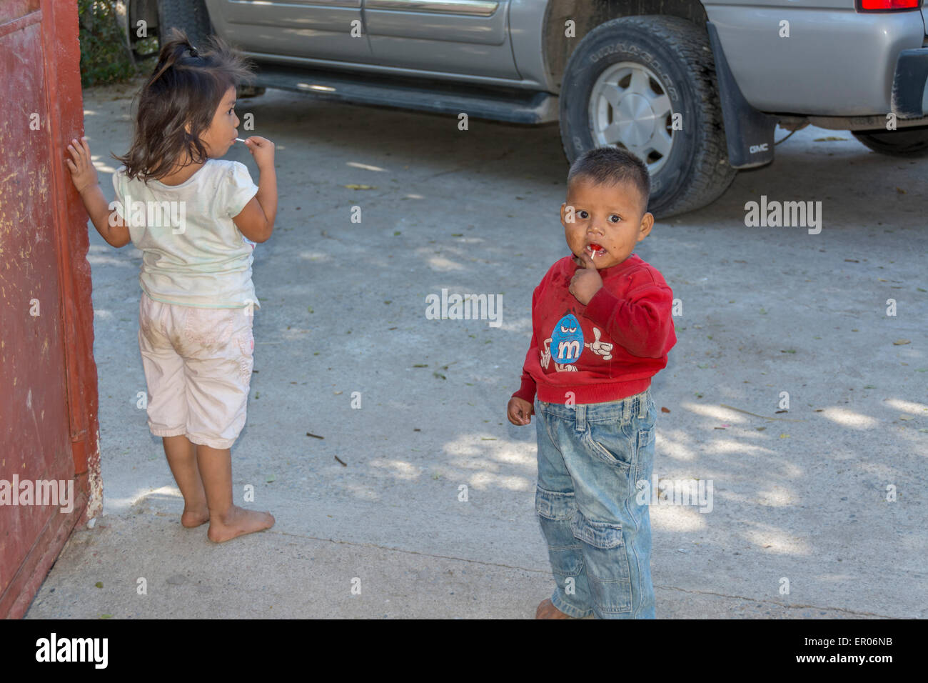 Due giovani bambini guatemaltechi con la caramella ventose Foto Stock