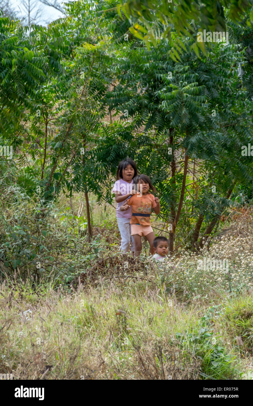 Bambini che giocano in prossimità di una discarica di rifiuti in Guatemala Foto Stock