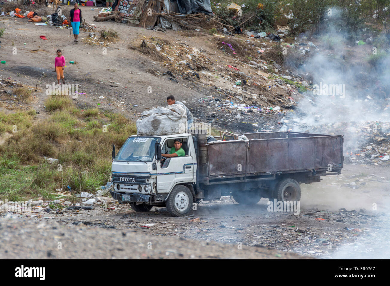 Carrello erogazione di rifiuti in discarica in Guatemala Foto Stock
