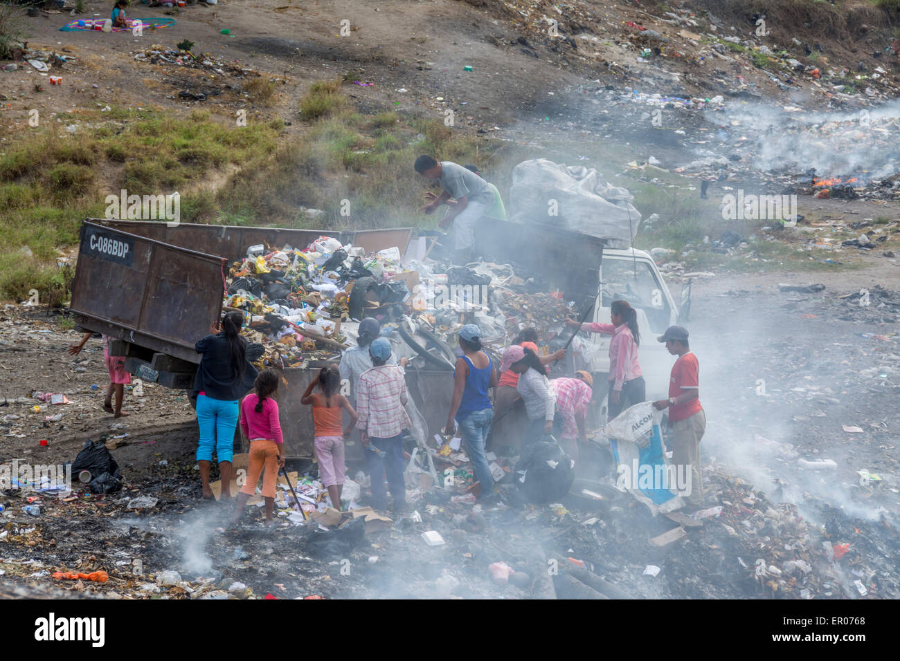 I poveri lo scarico e lo smistamento recyclables da un camion della spazzatura in Guatemala Foto Stock