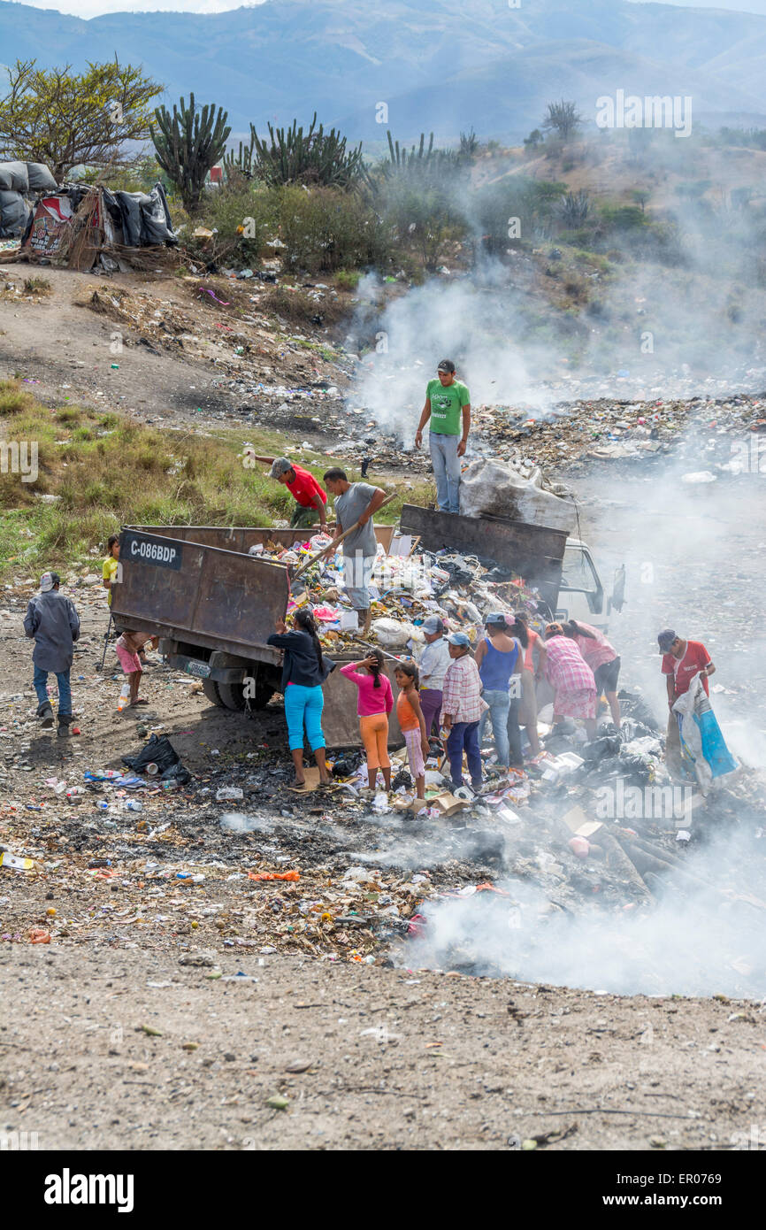 I poveri lo scarico e lo smistamento recyclables da un camion della spazzatura in Guatemala Foto Stock