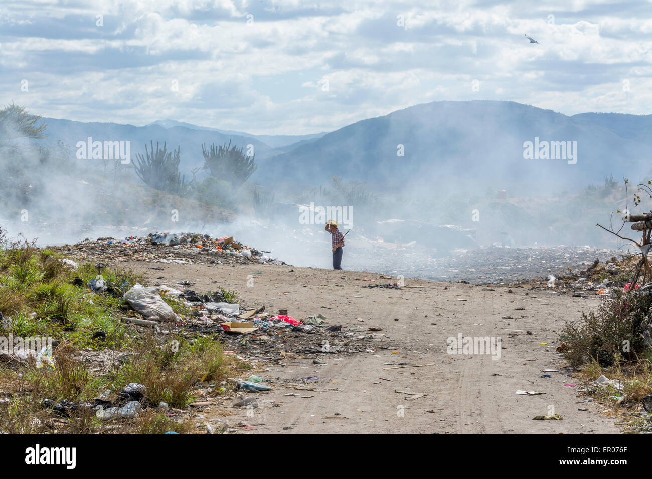 Uomo in piedi nel centro della discarica di rifiuti in Guatemala Foto Stock