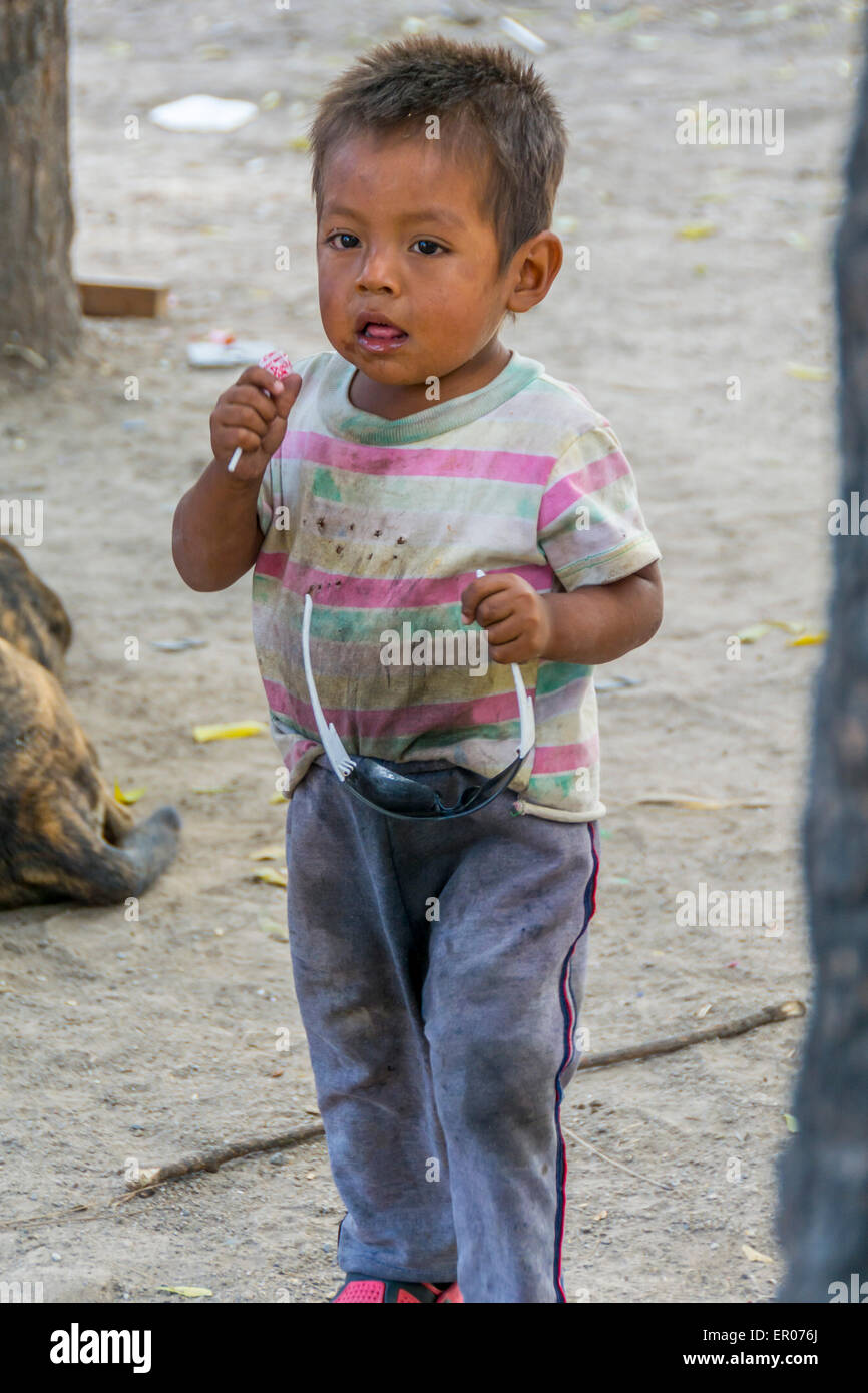 Piccolo e povero ragazzo in prossimità di una discarica di rifiuti in Guatemala Foto Stock