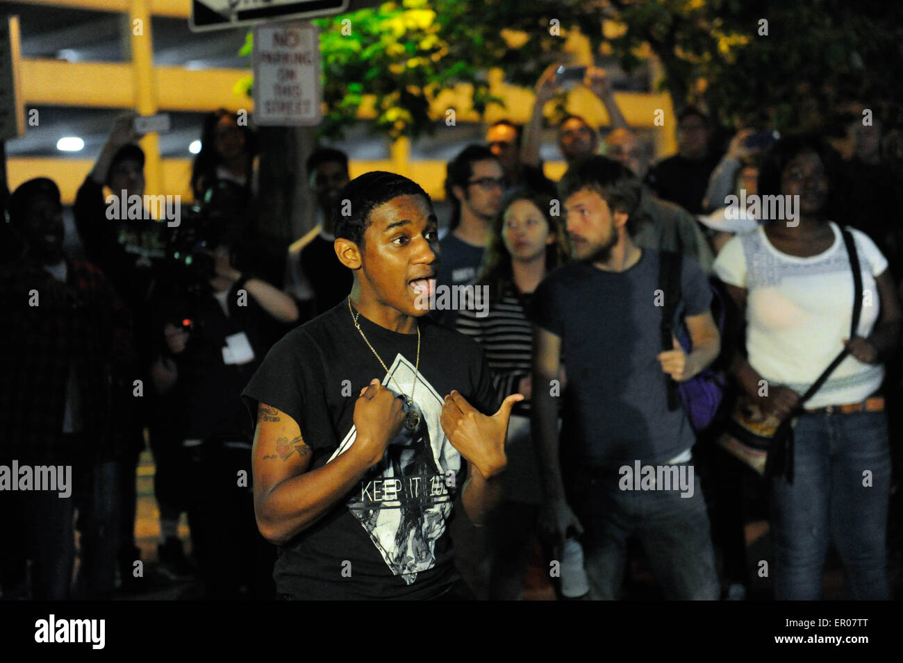 Cleveland, USA. 23 Maggio, 2015. Un protestor sorge fuori con la polizia di Cleveland, Ohio, Stati Uniti, 23 maggio 2015. Poco dopo un bianco funzionario di polizia negli Stati Uniti stato dell'Ohio è stato trovato non colpevole per l uccisione di un inerme uomo nero e la donna dopo un 22-Mile chase auto nel novembre 2012, U.S. Il dipartimento della giustizia ha annunciato la sua intenzione di riesaminare il caso. Credito: Bao Dandan/Xinhua/Alamy Live News Foto Stock