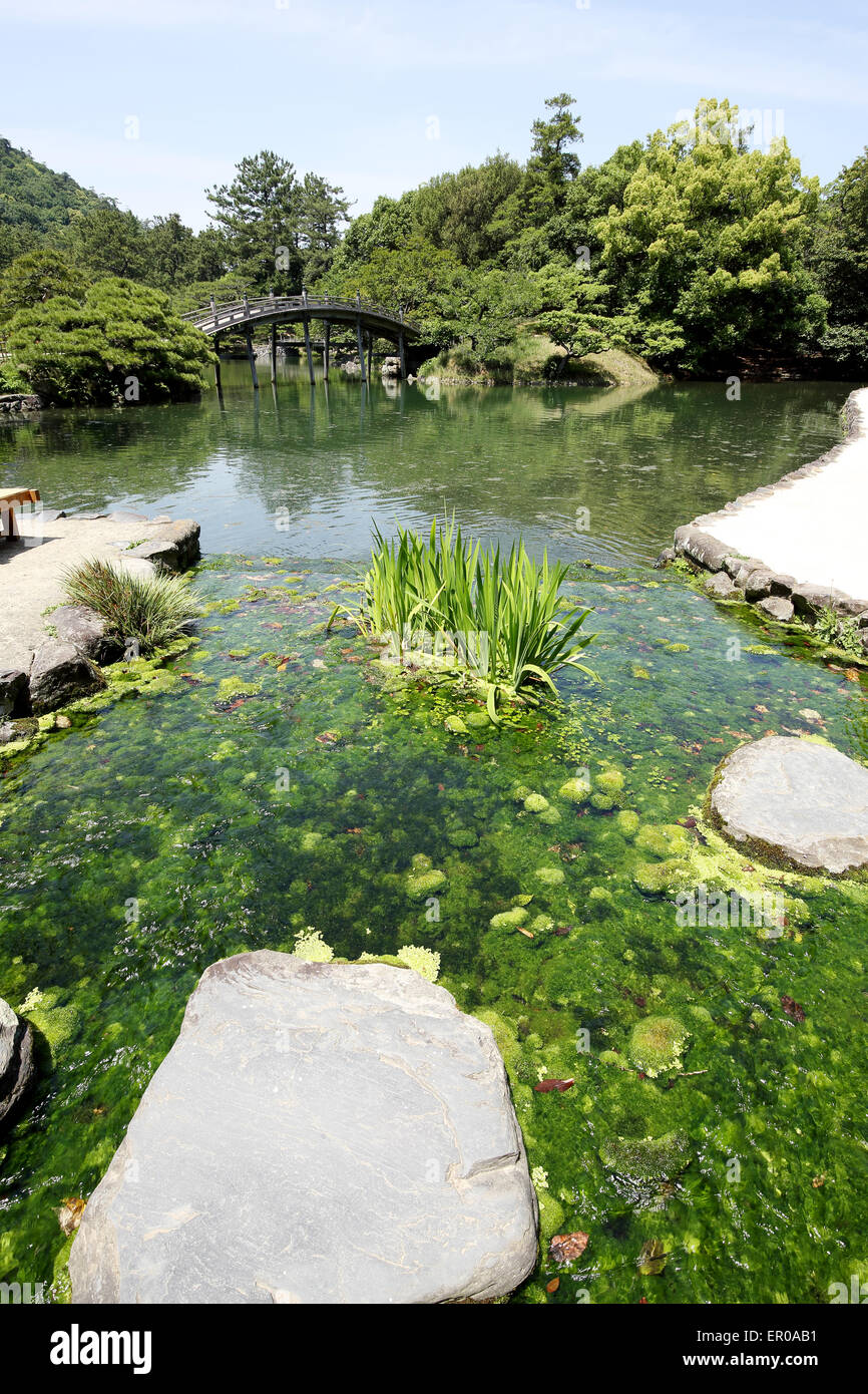 Giardino giapponese con stagno e fiume Foto Stock