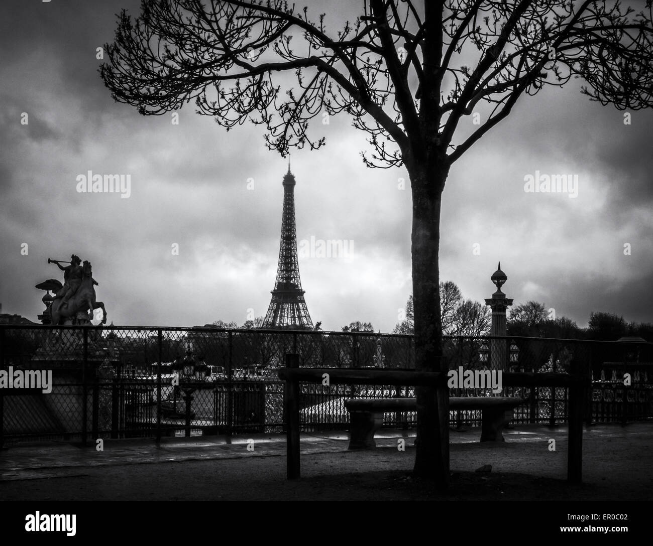 Parigi, Place de la Concorde, la Torre Eiffel e la statua equestre di fama a cavallo Pegasus, vista dal giardino delle Tuileries Foto Stock
