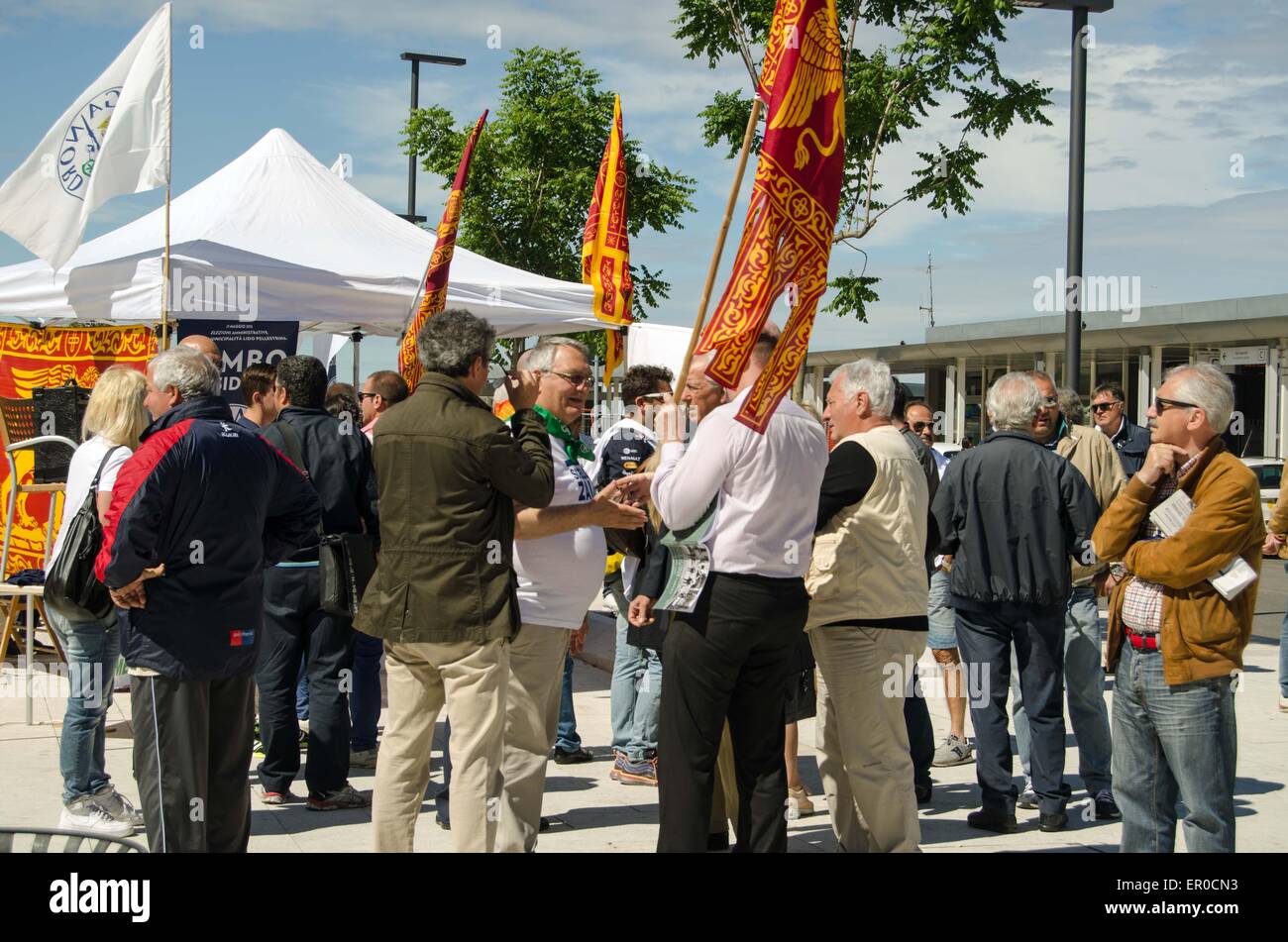 Venezia, Italia - 24 Maggio 2015: i sostenitori della Lega Nord partito, la Lega Nord, adoperando gli elettori locali a Lido di Venezia. Foto Stock