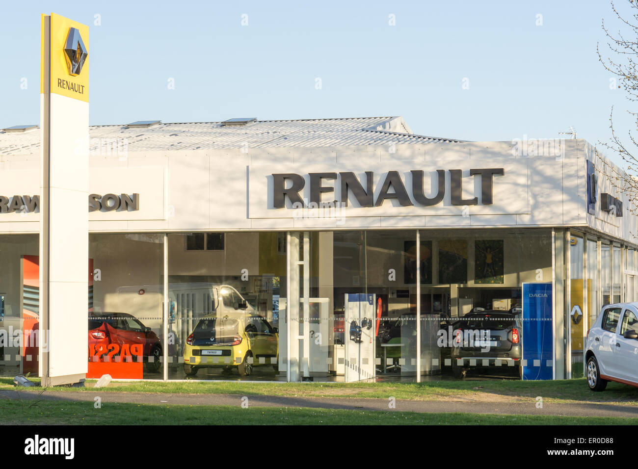 BURY ST EDMUNDS, Inghilterra - 23 Aprile 2015: Renault concessionaria. Automobilistico e uno dei maggiori in Europa in vendite annuali . Foto Stock