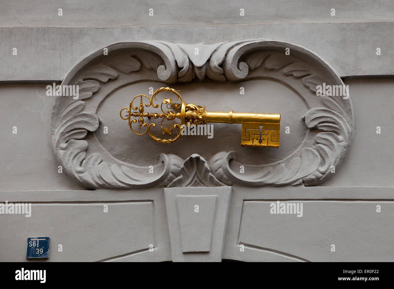 Praga: Via Nerudova: Golden Key House Foto Stock